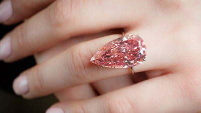 15.38ct Fancy Vivid Pink VVS2 Type IIa with finger